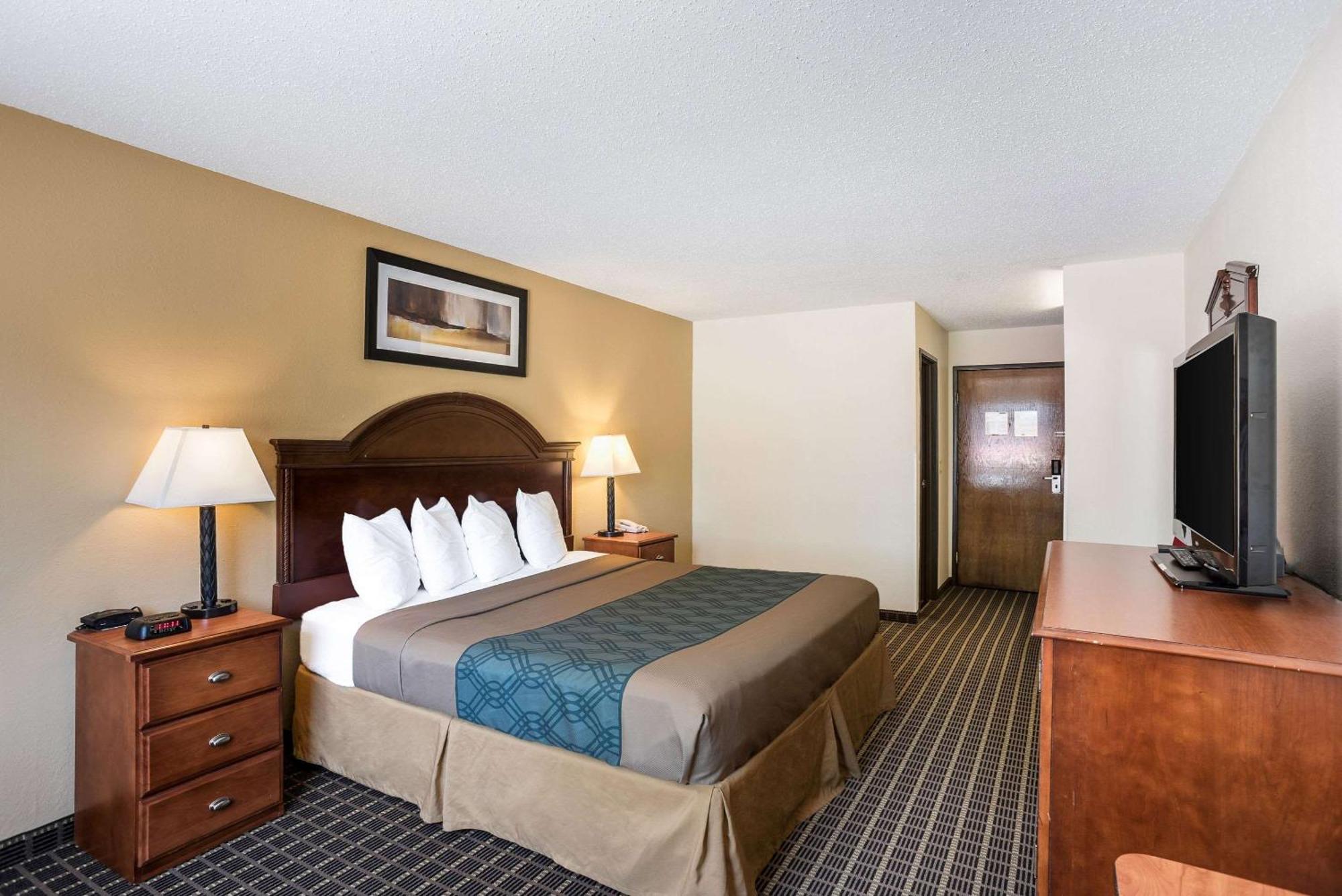 Rodeway Inn Cedar Rapids Exteriör bild