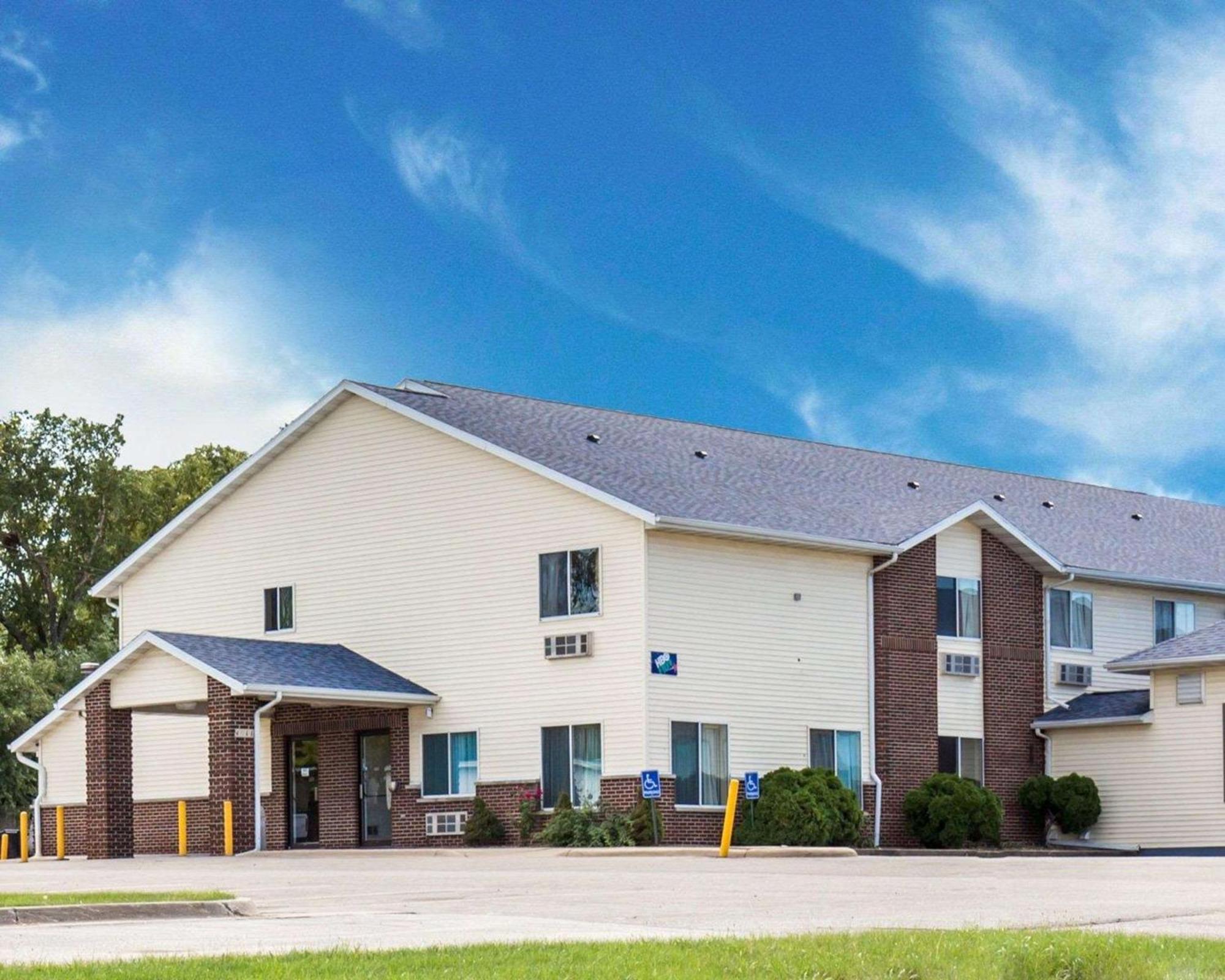 Rodeway Inn Cedar Rapids Exteriör bild