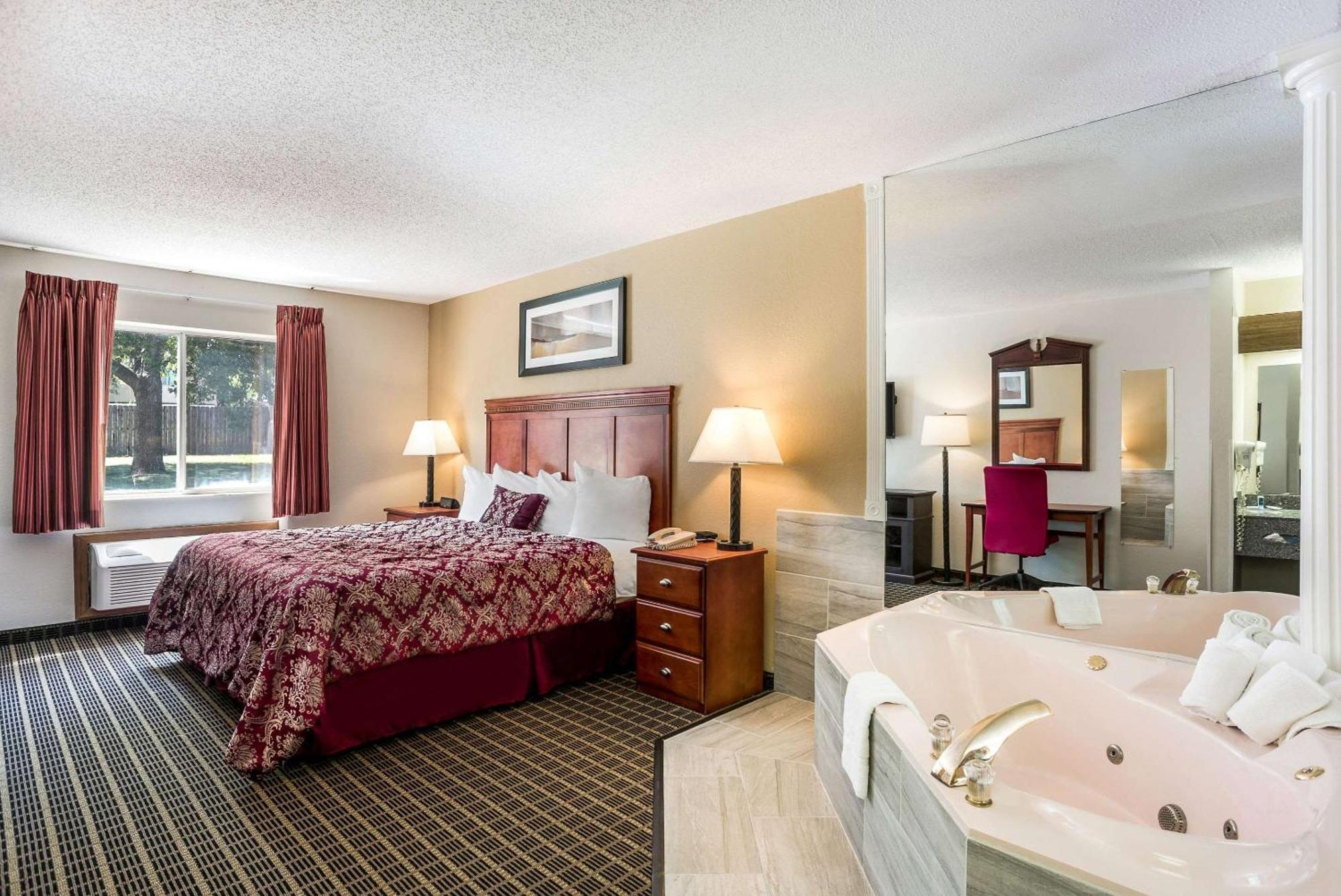 Rodeway Inn Cedar Rapids Exteriör bild