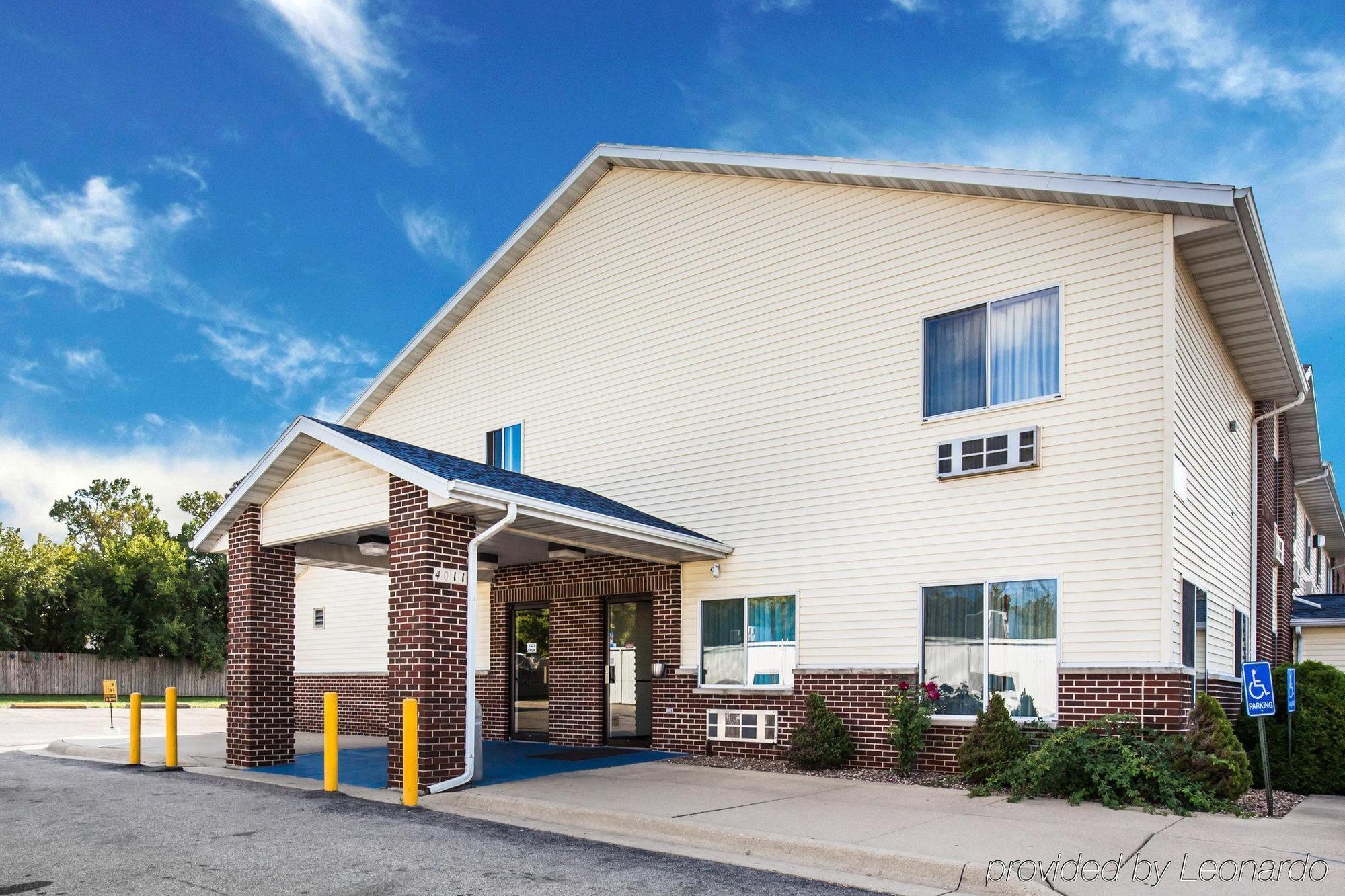 Rodeway Inn Cedar Rapids Exteriör bild