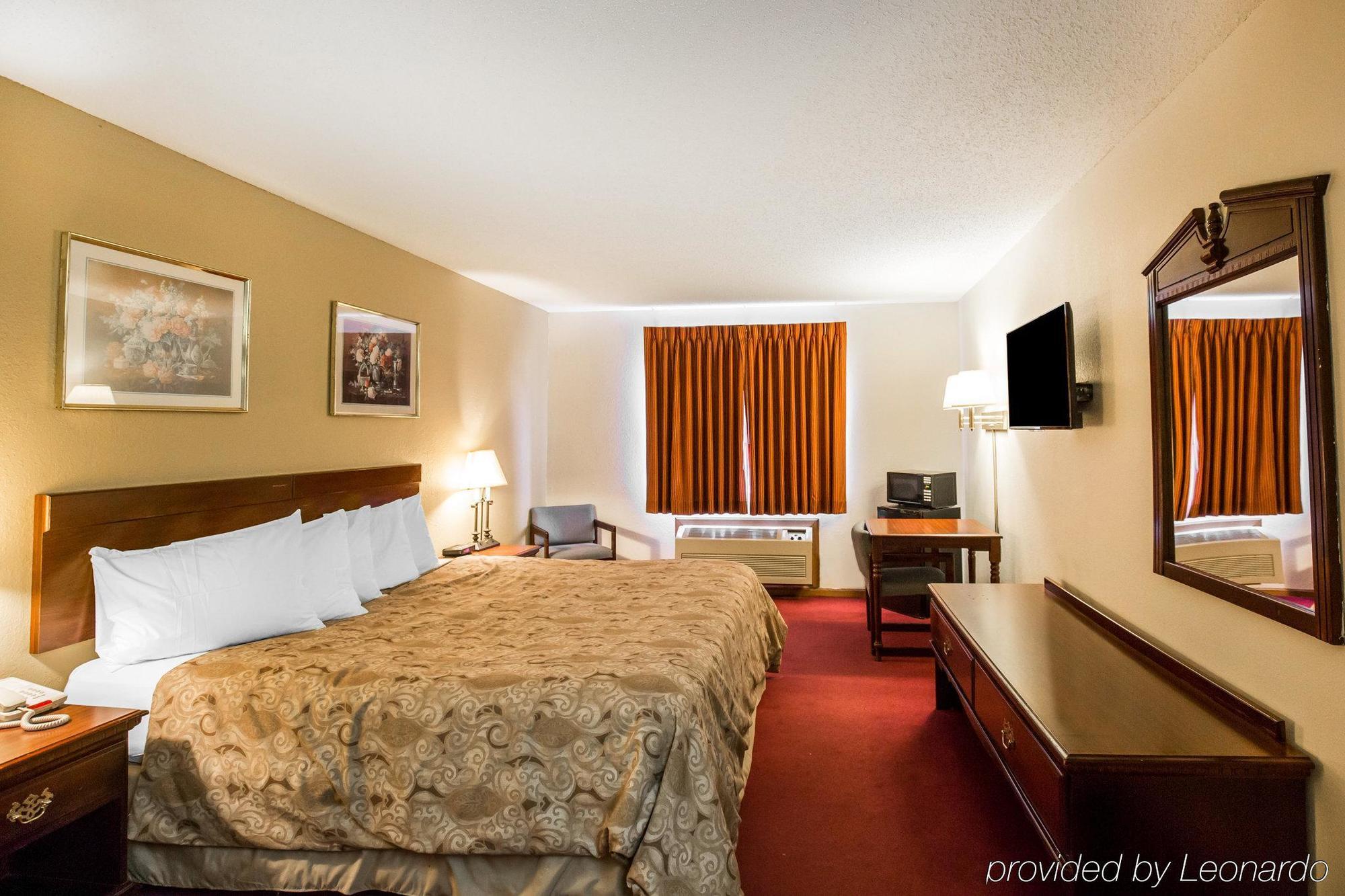 Rodeway Inn Cedar Rapids Exteriör bild
