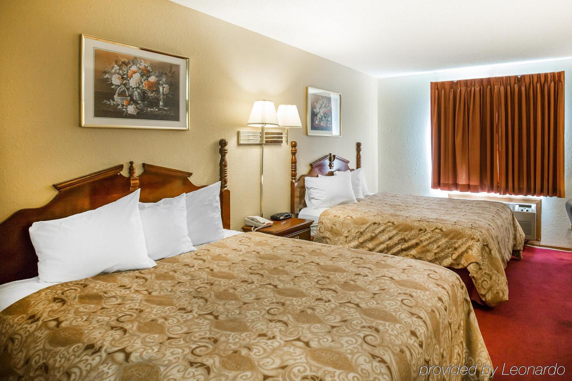 Rodeway Inn Cedar Rapids Exteriör bild