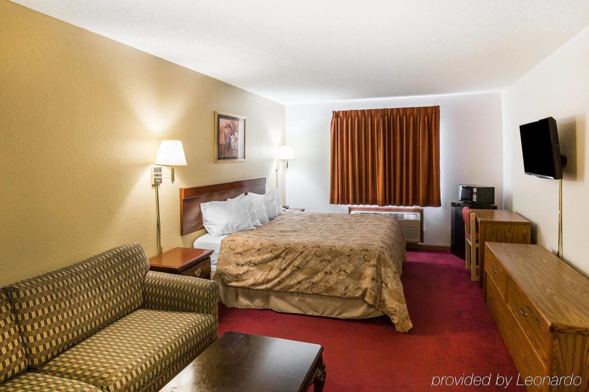 Rodeway Inn Cedar Rapids Exteriör bild