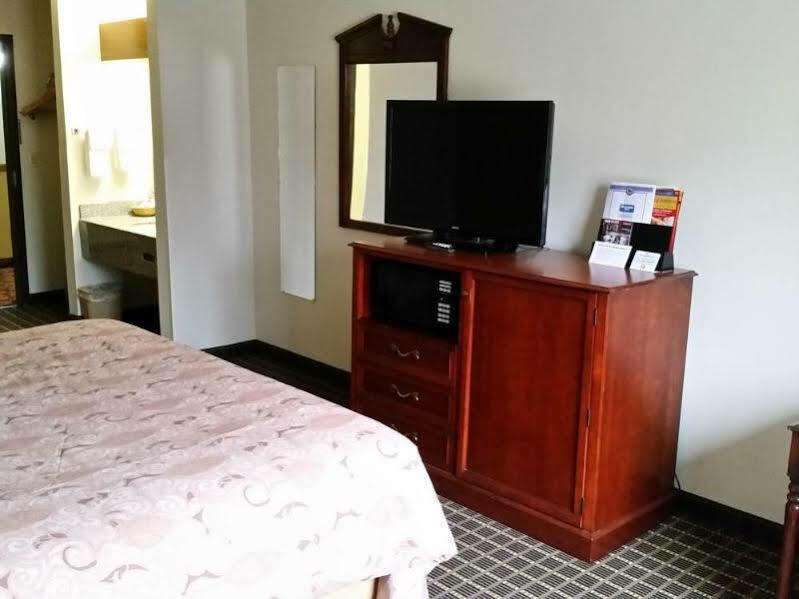 Rodeway Inn Cedar Rapids Exteriör bild