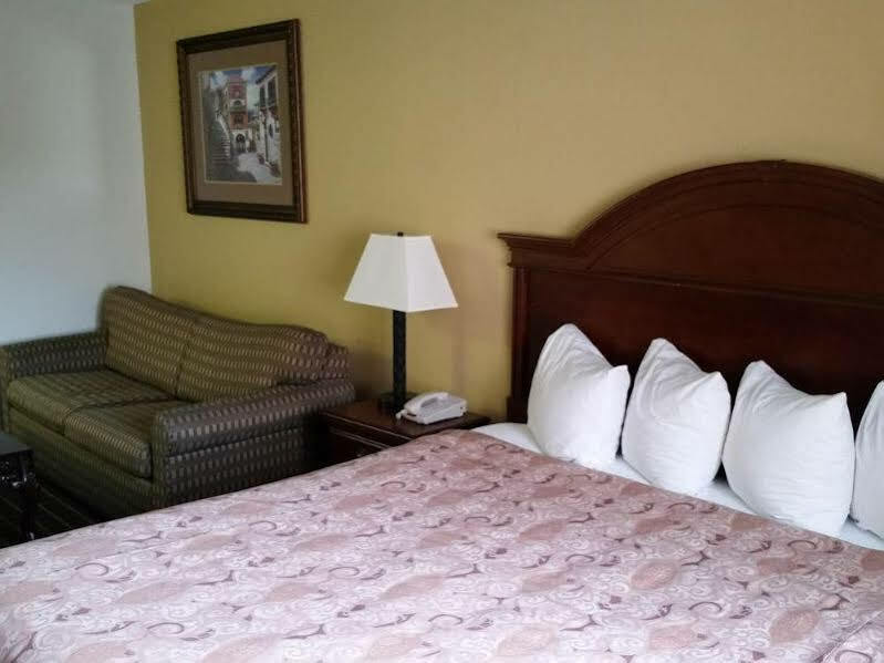 Rodeway Inn Cedar Rapids Exteriör bild