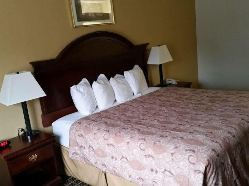 Rodeway Inn Cedar Rapids Exteriör bild
